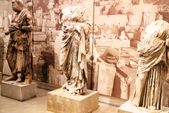 Statuen im Museum von Delphi